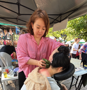 Polly 在市集為客人服務
